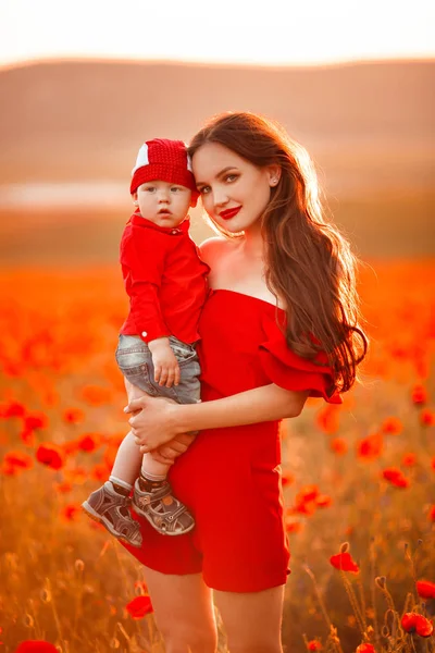 Matka Synem Maki Cieszyć Się Życiem Zachodzie Słońca Szczęśliwy Wakacje — Zdjęcie stockowe