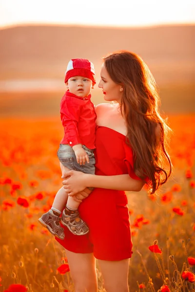 Moeder Met Zoon Papavers Genieten Van Het Leven Bij Zonsondergang — Stockfoto