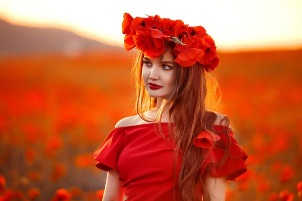 Όμορφο Κορίτσι Στο Κόκκινο Παπαρούνες Στο Ηλιοβασίλεμα Beuaty Μακιγιάζ Δωρεάν — Φωτογραφία Αρχείου