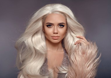 Faux kürk paltolu güzel sarışın kadın. Portre, Genç seksi sarışın modeli ile güzellik makyaj, uzun beyaz saç stili, poz gri studio arka plan üzerinde izole. Yüksek moda kış Style.
