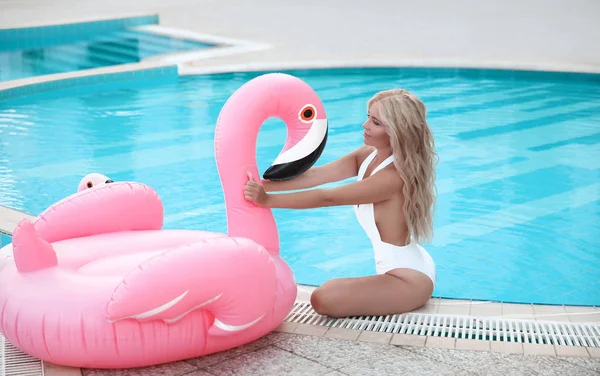 Mode Sexy Blonde Model Frau Weißen Bikini Posiert Auf Rosa — Stockfoto
