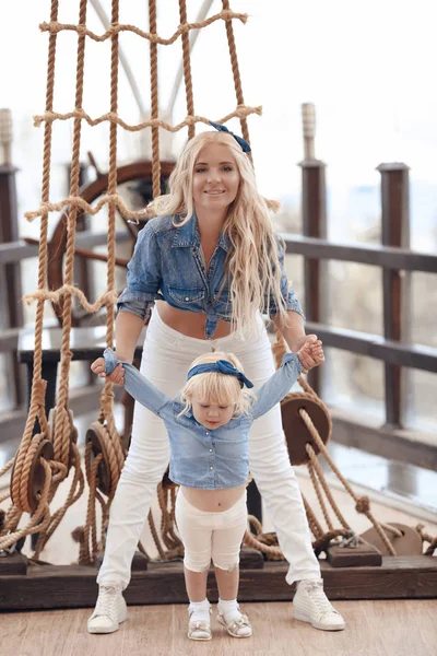 Mãe Moda Beleza Com Aparência Família Filha Mulher Loira Bonita — Fotografia de Stock