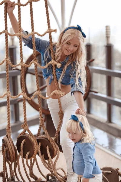 Skönhet Mode Mor Med Dotter Familj Ser Vacker Blond Kvinna — Stockfoto