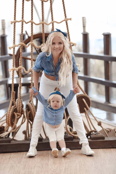 Mãe Moda Beleza Com Aparência Família Filha Mulher Loira Bonita — Fotografia de Stock