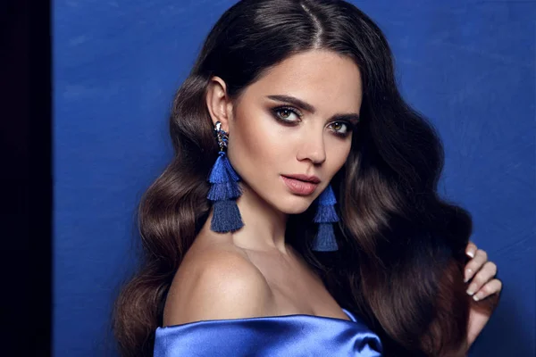Piękna Brunetka Pomponem Kolczyki Niebieski Biżuteria Biżuteria Moda Zmysłowe Woman — Zdjęcie stockowe