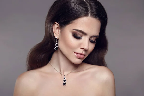 Haute Mode Brunette Modèle Femme Bijoux Diamant Serti Isolé Sur — Photo