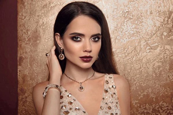 Schmuckmode Frau Luxusjuwelen Glamour Model Mit Schönheitsschminke Trägt Teuren Goldschmuck — Stockfoto