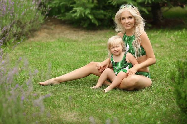 Podívejte Krása Móda Matka Dcerou Rodinu Krásná Blondýna Hezká Žena — Stock fotografie