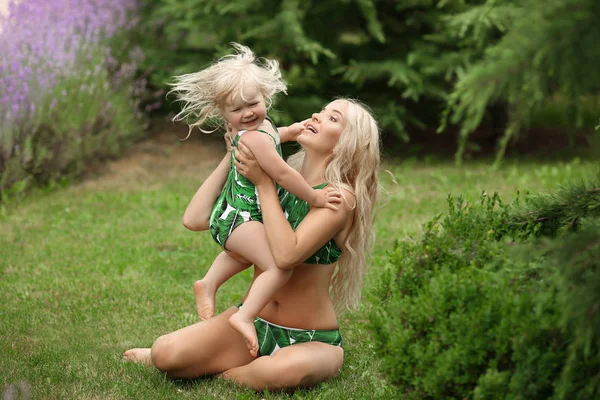 Bellezza Madre Moda Con Figlia Sguardo Famiglia Bella Bionda Bella — Foto Stock