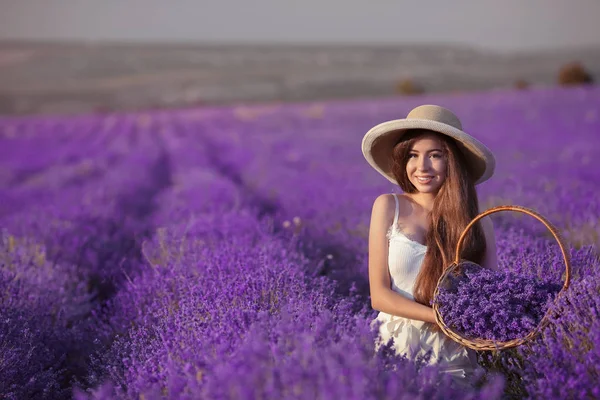 Hermosa Joven Adolescente Aire Libre Retrato Morena Sombrero Con Flores —  Fotos de Stock