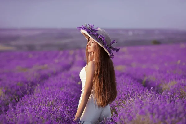 Güzel Sağlıklı Uzun Saçlı Lavanta Alanın Üzerine Arkadan Görünüşü Şapkalı — Stok fotoğraf