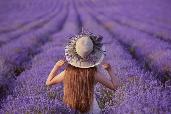 ラベンダー畑の上の帽子の十代少女の背面します 長い健康的な髪の夕日を楽しむ幸せな屈託のない女性 屋外の肖像画 ニース プロヴァンス フランス — ストック写真