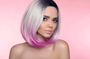 Ombre bob kısa saç modeli. Güzel saç boyama kadın. Trendy puprle saç kesimi. Sarışın model pembe arka plan izole kısa parlak saç kesimi ile. Makyaj. Güzellik Salonu.