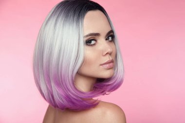 Ombre bob kısa saç modeli. Güzel saç boyama kadın. Trendy puprle saç kesimi. Sarışın model pembe arka plan izole kısa parlak saç kesimi ile. Makyaj. Güzellik Salonu.