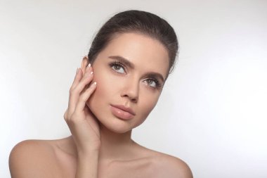 Temiz bir cilt bakımı güzel genç kadın. Güzellik yüz po