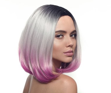Ombre bob kısa saç modeli. Güzel saç boyama kadın. Son moda saç kesimi. Sarışın model parlak kısa saç modeli ile. Kavram renklendirme saç. Güzellik Salonu.