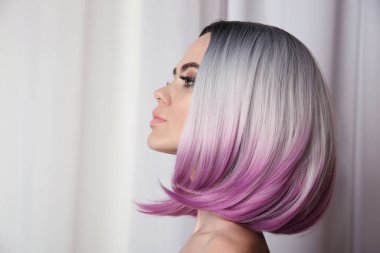 Ombre bob kısa saç modeli. Güzel saç boyama kadın. Trendy puprle saç kesimi. Sarışın model parlak kısa saç kesimi ile. Makyaj. Güzellik Salonu arka plan.