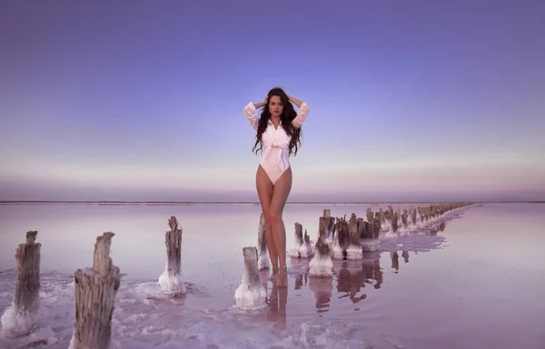 Mujer Sexy Bikini Blanco Posando Lago Salado Con Agua Rosada — Foto de Stock