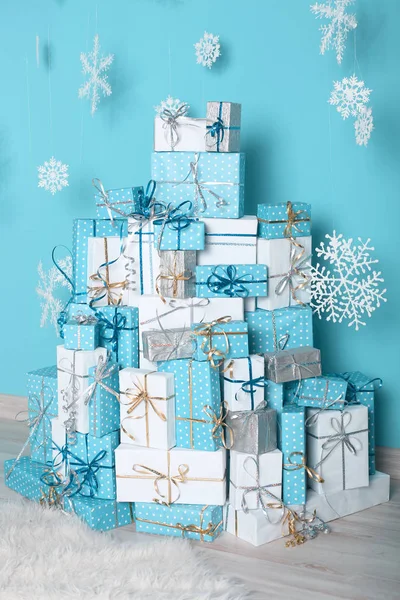 クリスマス Copyspace インテリアや装飾品 雪の結晶と壁ターコイズでの弓でギフト ボックスの休日冬モダンなルームで壁します はがきクリスマス背景 — ストック写真