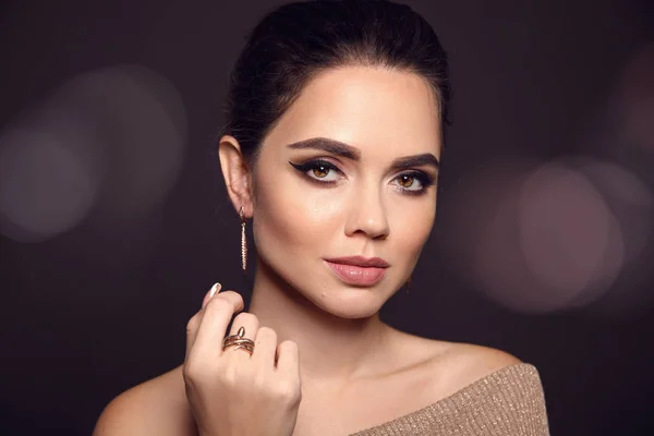 Kosmetické Makeup Portrét Módní Model Zlaté Šperky Krásná Mladá Žena — Stock fotografie