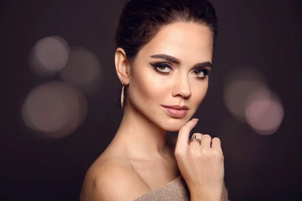 Retrato Maquillaje Belleza Joyería Oro Modelo Moda Hermosa Joven Con — Foto de Stock