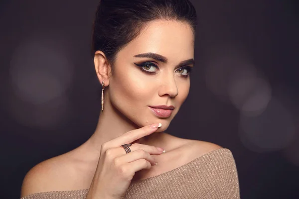 Skönhet Smink Porträtt Mode Modell Gyllene Smycken Vacker Ung Kvinna — Stockfoto