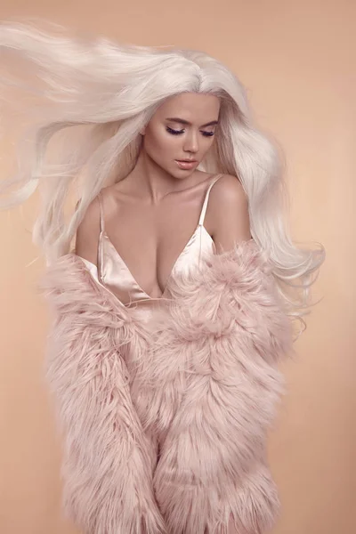 Krásná Elegantní Blondýnka Módní Zimní Oblečení Módní Sexy Dívka Která — Stock fotografie