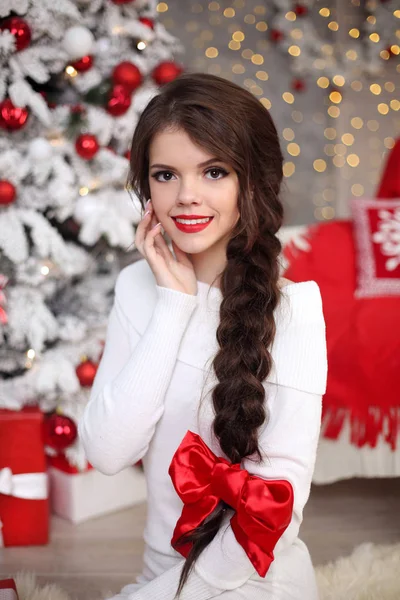 Feliz Chica Adolescente Sonriente Con Trenza Larga Atada Arco Rojo — Foto de Stock