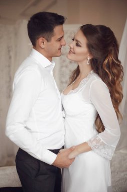 Mutlu yeni evli çift düğün portre. Güzel gelin ve yakışıklı damat aşık. Romantik ilişki.