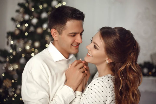 Romantische Paar Portret Liefde Vrolijke Happy Jonggehuwde Knuffelen Door Kerstboom — Stockfoto