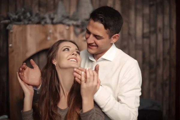 Hombre Feliz Cubriendo Los Ojos Mujer Con Sus Manos Chica — Foto de Stock