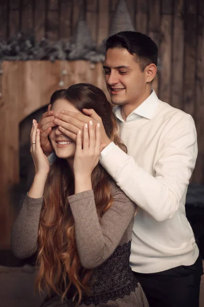 Gelukkig Man Die Vrouw Ogen Met Zijn Handen Verrast Meisje — Stockfoto