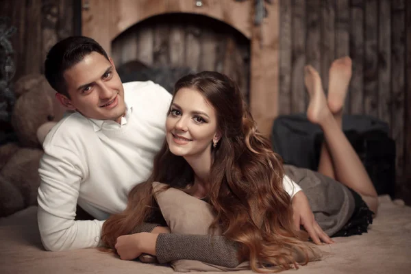 Jovem Casal Feliz Amor Deitado Tapete Interior Madeira Acolhedor Mulher — Fotografia de Stock