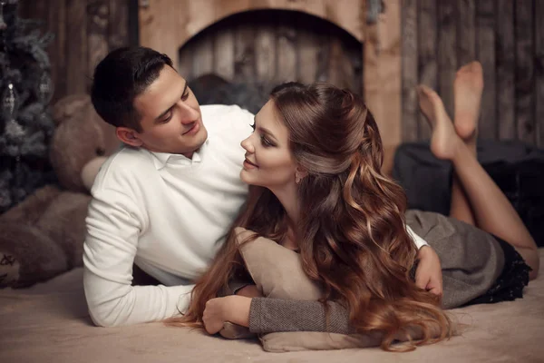 恋爱中的年轻幸福夫妻躺在舒适的木制内饰的地毯上 美丽的黑发女人与男朋友享受 — 图库照片