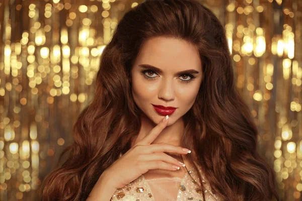 Finger Zeigt Schweigezeichen Mode Schönheit Mädchen Porträt Isoliert Auf Goldenen — Stockfoto