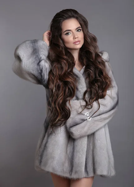 ミンクの毛皮のコート グレー スタジオ背景に分離されたエレガントな女性 高級冬アウターのブルネットの少女 — ストック写真