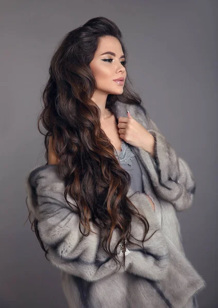 ミンクの毛皮のコート グレー スタジオ背景に分離されたエレガントな女性 高級冬アウターのファッション ブルネットの女の子 — ストック写真
