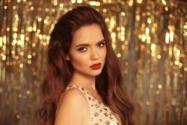 Schönheit Mode Mädchen Porträt Isoliert Auf Goldenen Weihnachtsglitter Lichter Bokeh — Stockfoto