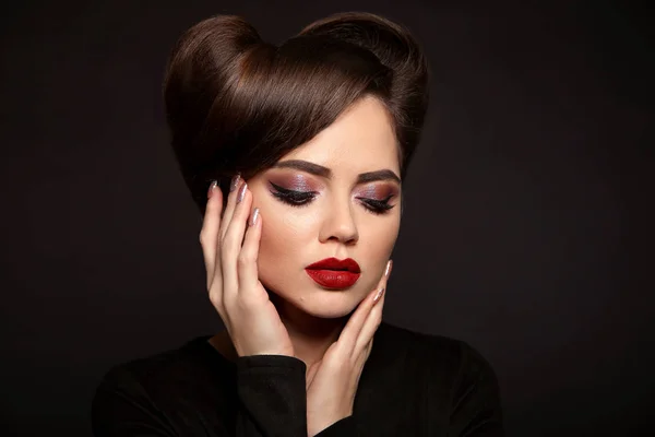 Maquillaje Belleza Peinado Hermosa Mujer Con Lápiz Labial Rojo Pestañas —  Fotos de Stock