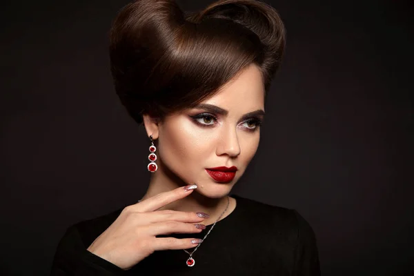 Elegante Dama Con Conjunto Joyas Hermosa Mujer Con Maquillaje Peinado —  Fotos de Stock
