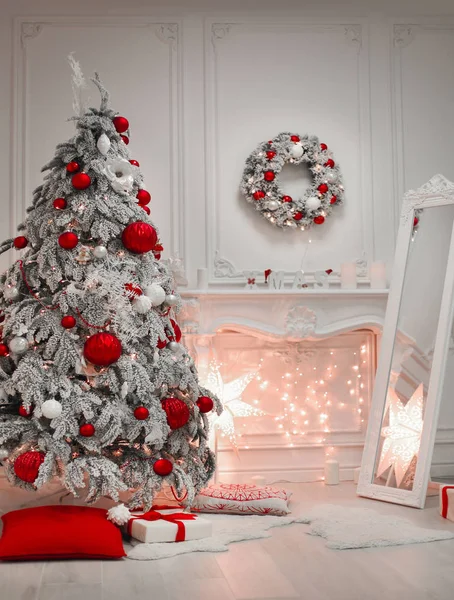 Interior Navidad Decoraciones Árbol Nevado Decorado Bolas Regalo Rojas Habitación —  Fotos de Stock