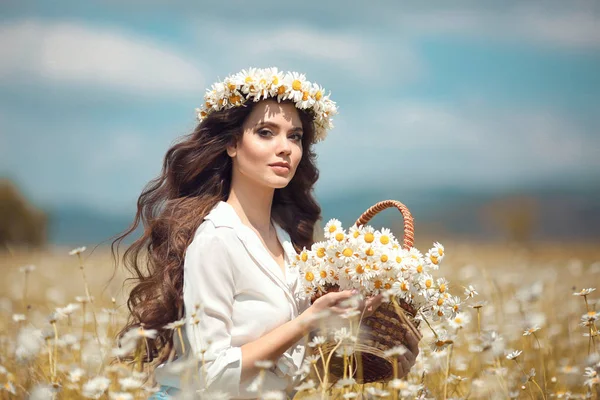 Schöne Junge Mädchen Mit Korb Voller Blumen Über Kamillenfeld Unbekümmert — Stockfoto