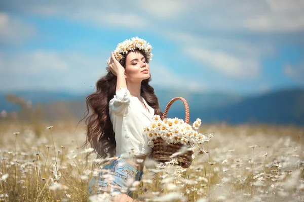 Przyjemności Piękna Młoda Dziewczyna Koszem Kwiatów Rumianku Pole Beztroski Szczęśliwą — Zdjęcie stockowe
