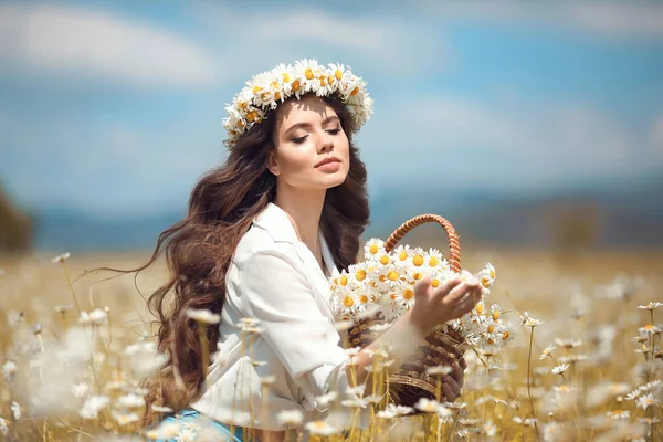 Piękna Młoda Dziewczyna Koszem Kwiatów Rumianku Pole Beztroski Szczęśliwą Kobietą — Zdjęcie stockowe