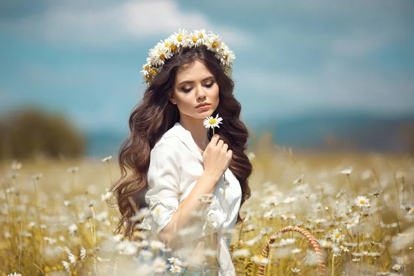 Menina Bonita Com Flor Desfrutando Campo Camomila Mulher Morena Feliz — Fotografia de Stock