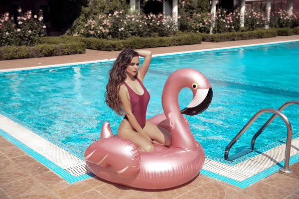 Sexy Bikini Mädchen Modell Genießen Auf Aufblasbaren Riesigen Rosa Flamingo — Stockfoto