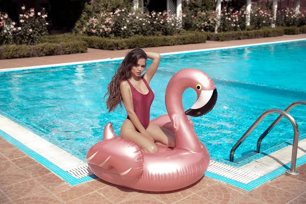 Sexy Bikini Mädchen Modell Genießen Auf Aufblasbaren Riesigen Rosa Flamingo — Stockfoto