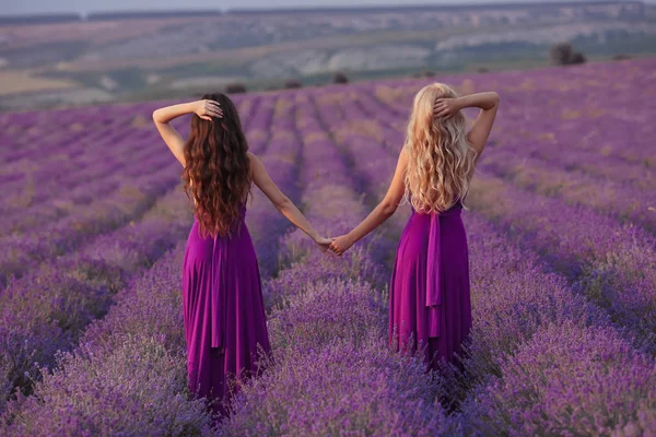 Unbekümmert Halten Sich Zwei Frauen Den Händen Und Genießen Den — Stockfoto