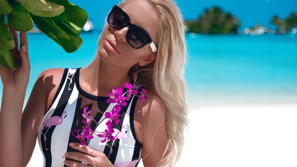 Portrait d'été de femme blonde sexy dans des lunettes de soleil à la mode wi — Photo