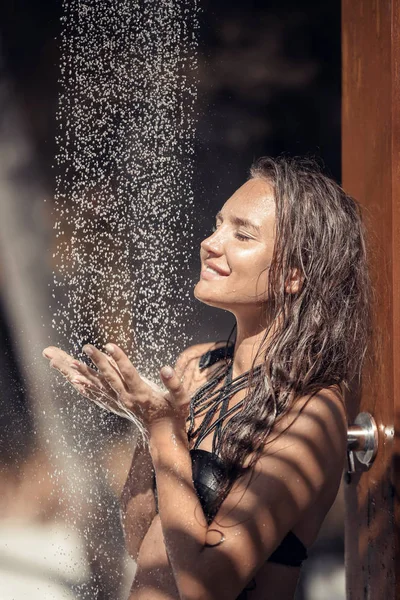 Υγρό χαρούμενο χαμογελαστή κορίτσι απολαμβάνοντας υπαίθριο ντους ψιλής βροχής στο MALDI — Φωτογραφία Αρχείου